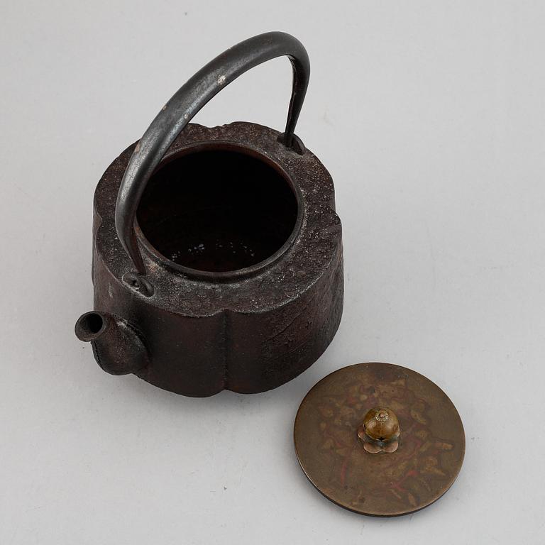 Tekanna, järn och kopparlegering. Japan, Meiji (1868-1912).