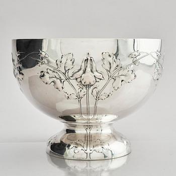 Sven Carlman, a large bowl on foot/wine cooler, silver, company CF Carlman, Stockholm 1904.