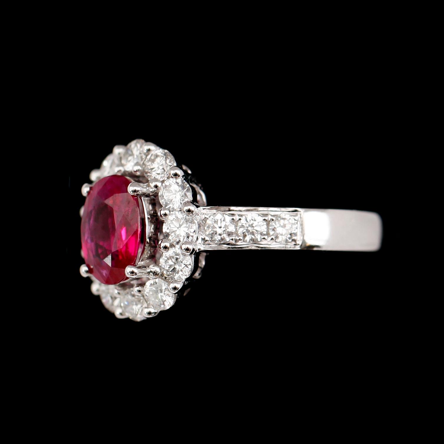 RING, 18 k vitguld, rubin ca 1.50 ct, briljantslipade diamanter tot ca 1.03 ct.