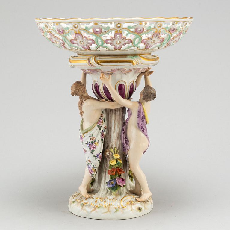 A Meissen footed chesnut basket, circa 1900.