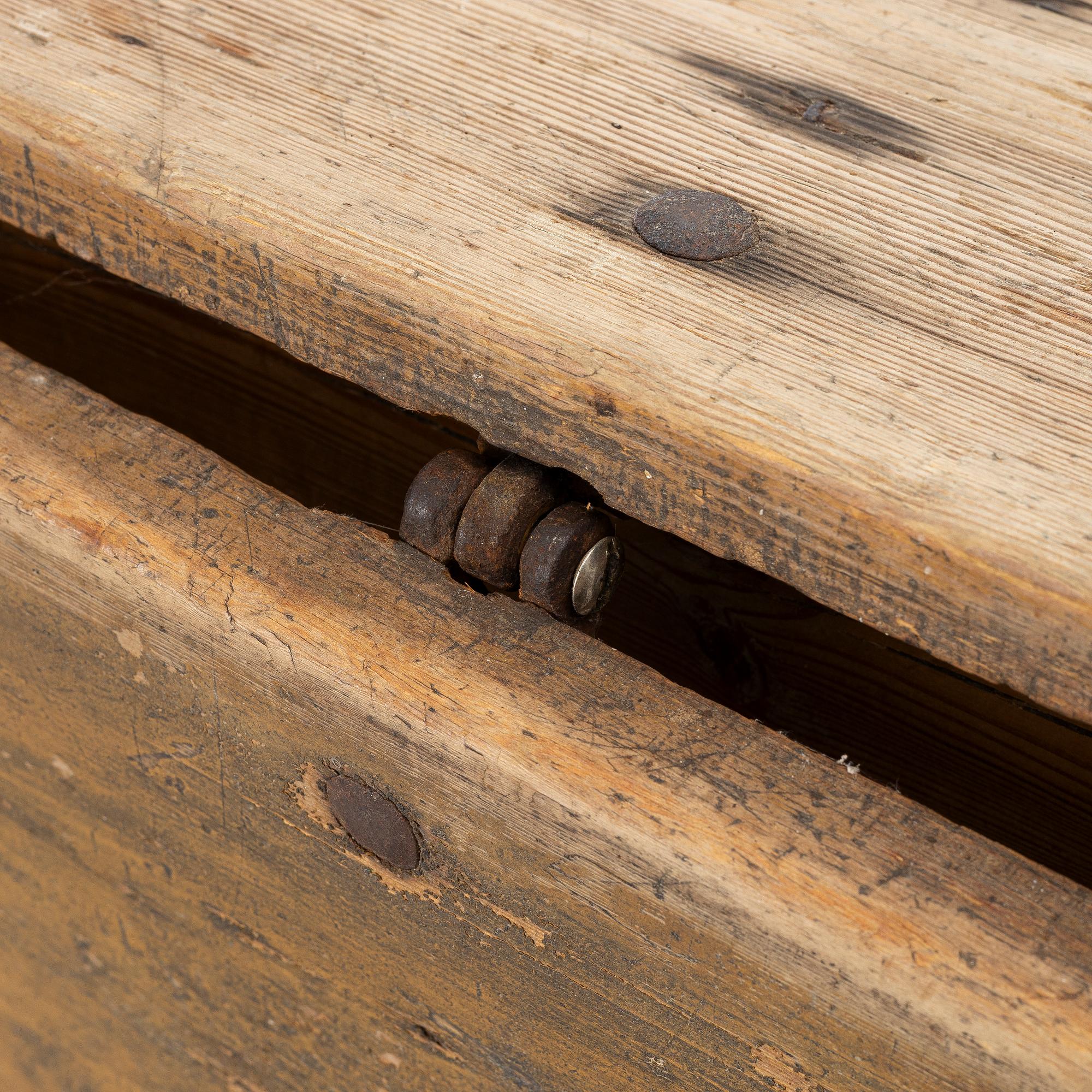 Gate leg table, 19th century.