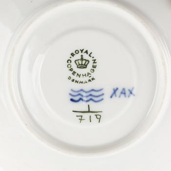Royal Copenhagen. A 89 pieces porcelain Musselmalet service, Denmark, second half of the 20th century.