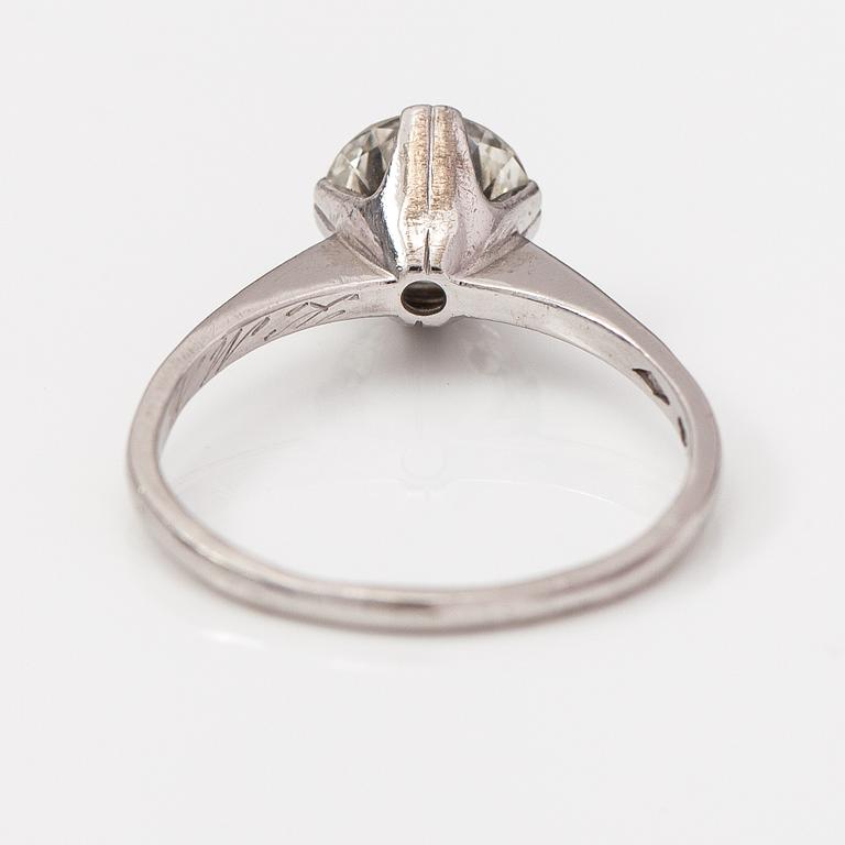 An 18K white gold ring with a brilliant-cut diamond ca. 1.38 ct. A Tillander, Helsinki 1974.