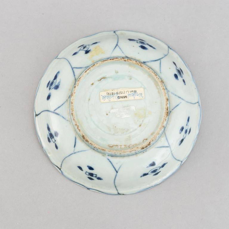 A group of three blue and white kraak dishes, Ming dynasty, Wanli (1572-1620).