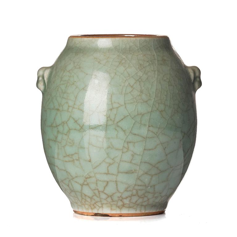 A celadon crackle glaze jar with handles, Qing dynasty, 18th century.