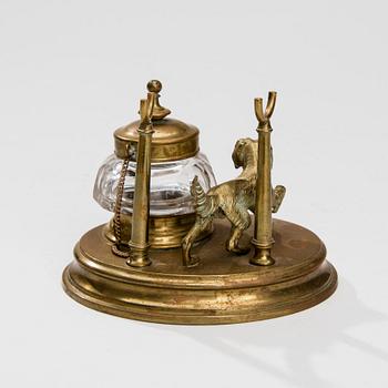 SKRIVBORDSGARNITYR, 5 delar, mässing, 1880-tal.