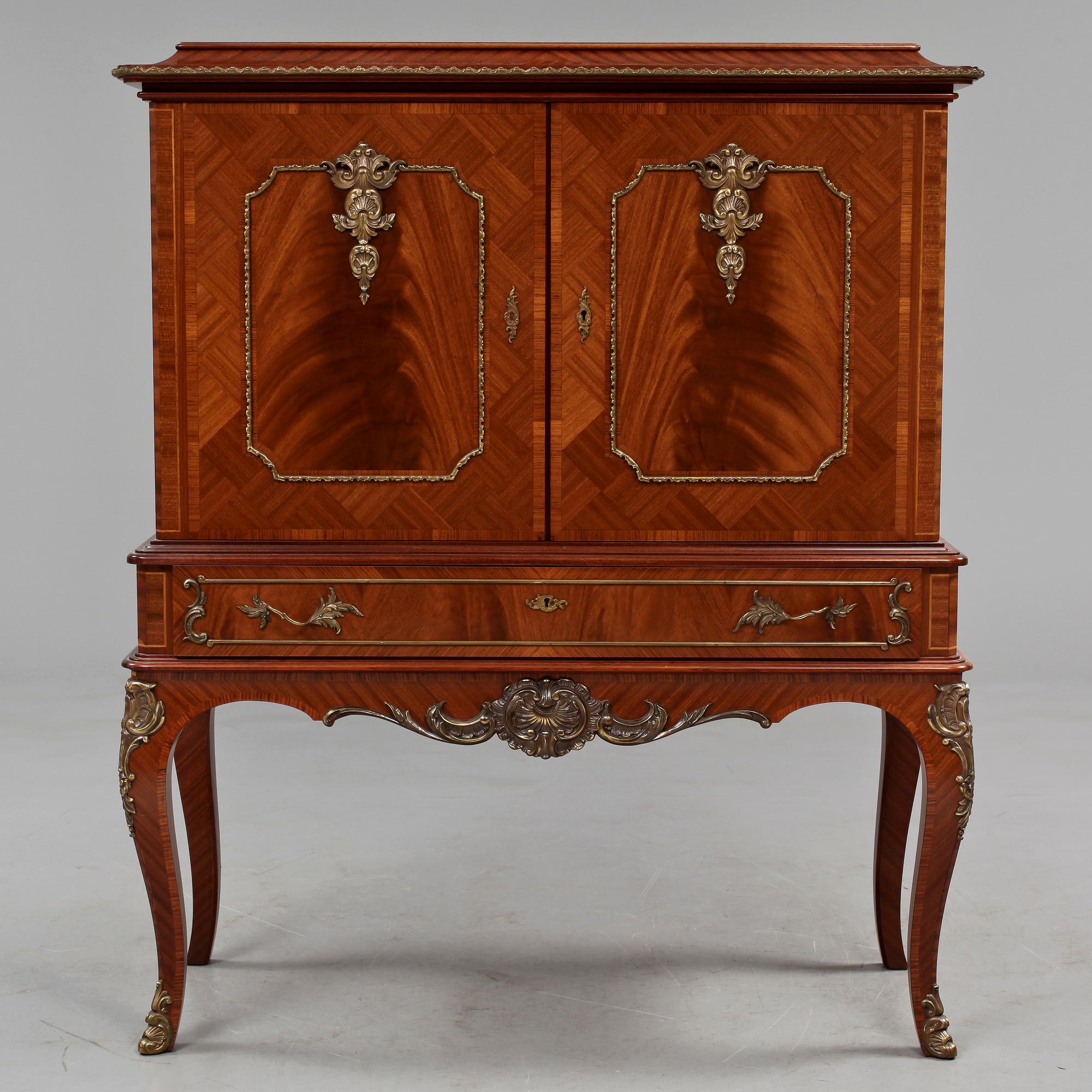 BARSKÅP, Louis XV-stil, 1900-tal.