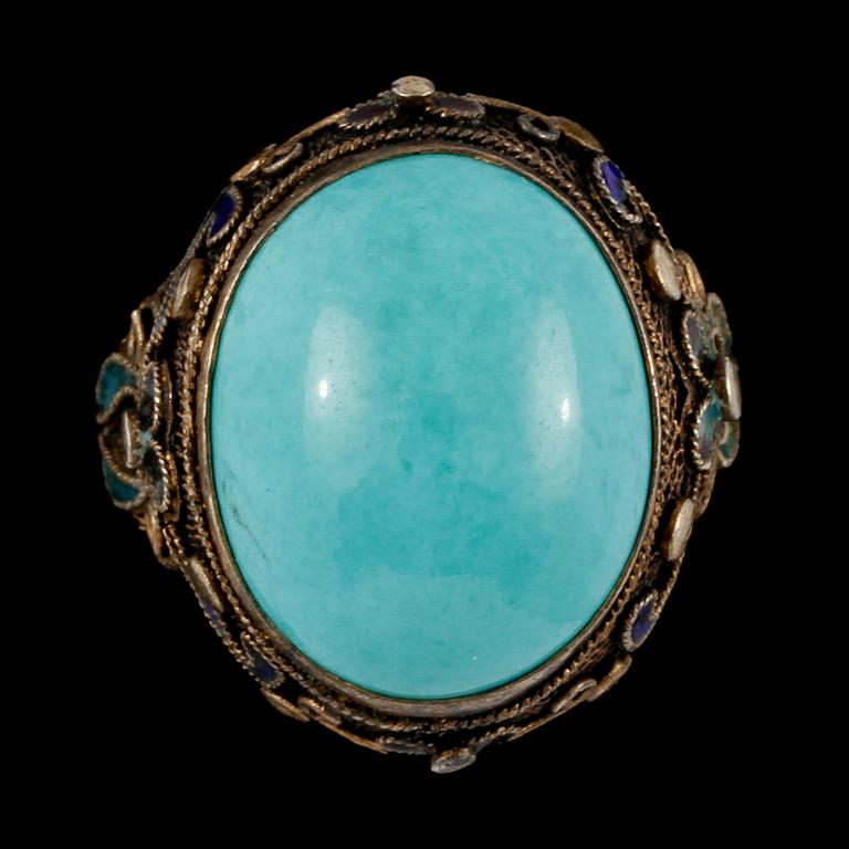 BROSCH samt RING, förgyllt silver med cabochonslipade turkoser och emalj, sekelskifte 1800/1900-tal. Vikt 20 g.