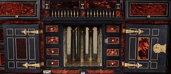 KABINETTSKÅP. Troligen Flandern, 1600-talets andra hälft. Barock.