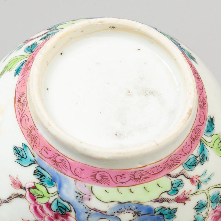 A famille rose teapot, blue and white jar and a placquer, Qing dynasty and 20th century.