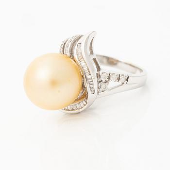 Ring, cocktailring, 18K vitguld med odlad pärla och baguette- och briljantslipade diamanter.