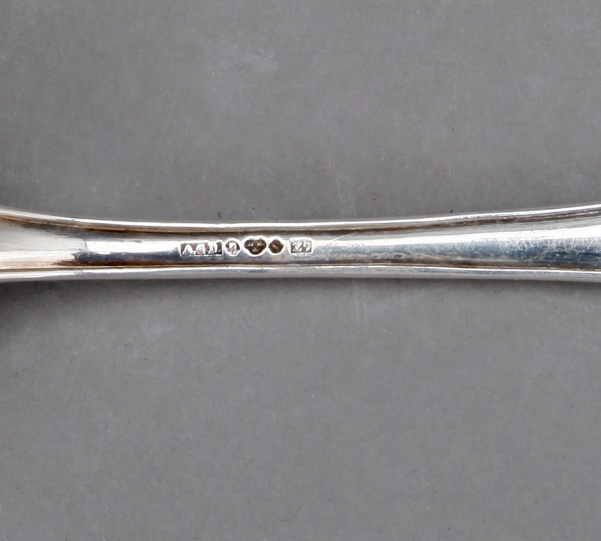 SKEDAR, silver, 31 delar, "Svensk rund", Stockholm, 1900-talets första hälft, vikt ca 1110 g.
