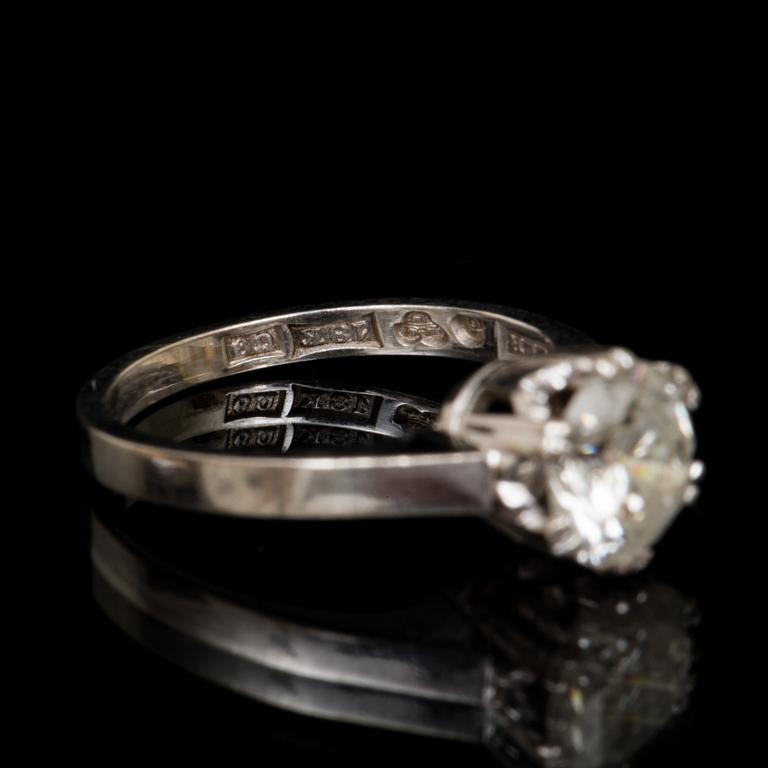 RING, 18 k vitguld med briljantslipad diamant ca 1,00 ct. Vikt ca 3 g.