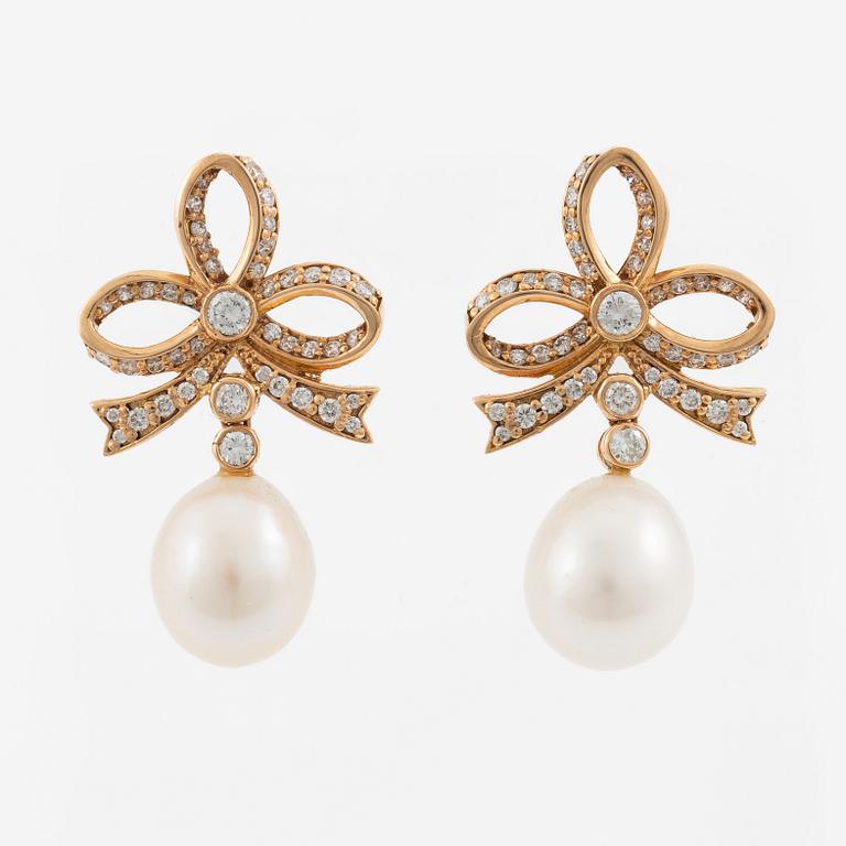Earrings, a pair, 18K rose gold with cultured freshwater pearls and brilliant-cut diamonds.