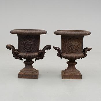 TRÄDGÅRDSURNOR, ett par, 1900-talets första hälft.