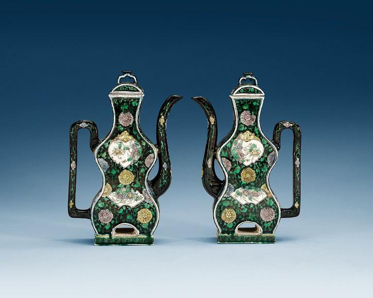 KANNOR med LOCK, ett par, porslin. Qing dynastin, 1700-tal.