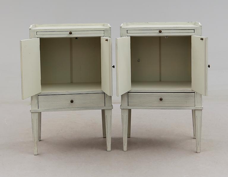 SÄNGBORD, 1 par, gustaviansk stil, 1900-talets andra hälft.