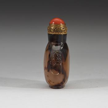 A agathe snuff bottle with stopper, Qing dynasty (1644-1912).