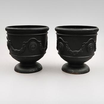 TRÄDGÅRDSURNOR, 1 par, gjutjärn, 1900-/2000-tal.