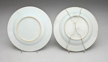 TALLRIKAR, 2 st, kompaniporslin. Kina, Qing dynastin, Qianlong (1736-95).