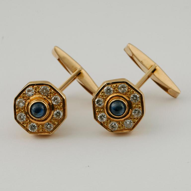 MANSCHETTKNAPPAR, ett par, 18k guld med diamanter tot ca0,48ct samt cabochonslipad safir. Vikt 8,7g.