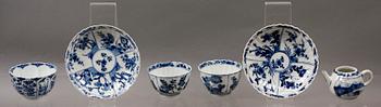 KOPPAR MED FAT samt MINIATYRKANNA, porslin, Kangxi (1662-1722), Kina.