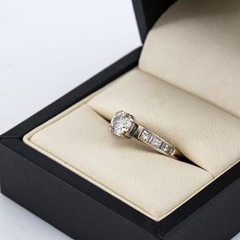 Ring 14K white gold set with a round brilliant-cut diamond, as well as princess-cut and baguette-cut diamonds.