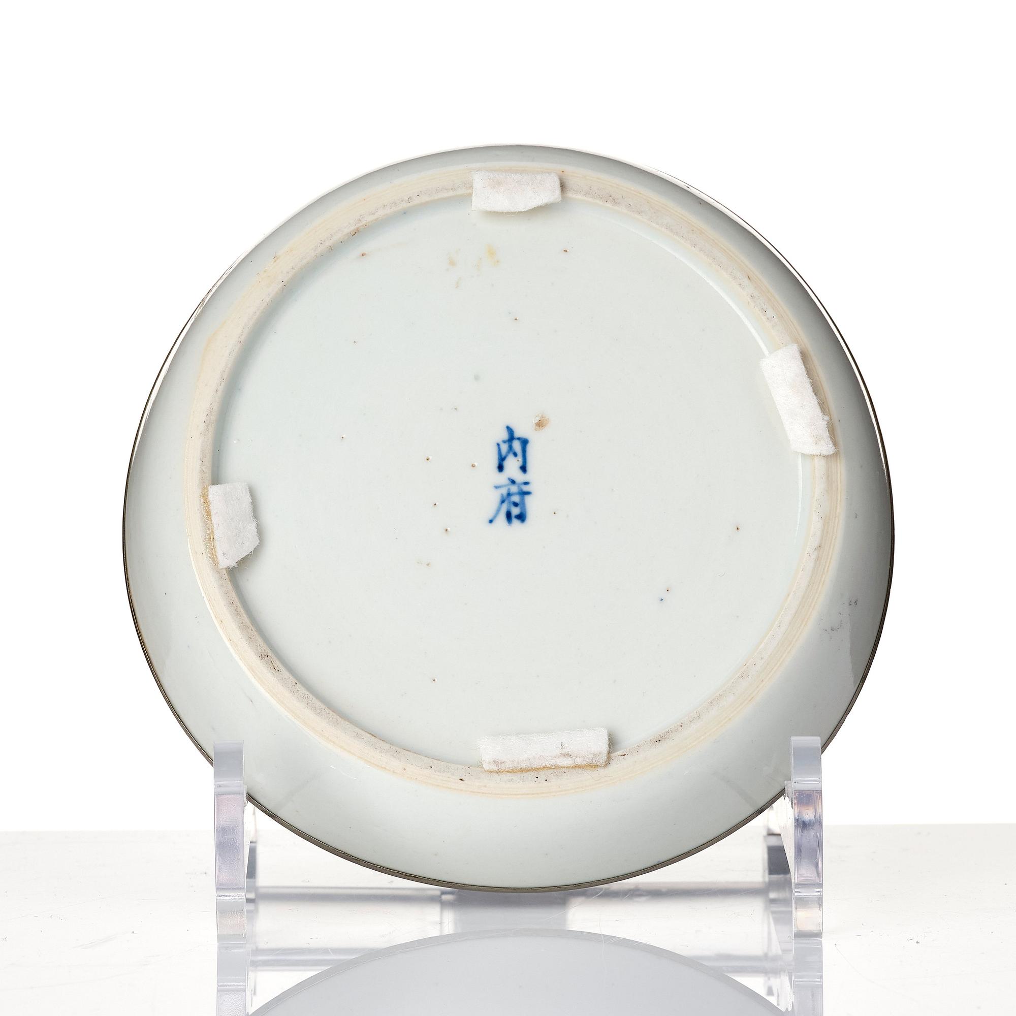 Bricka, samt två vinkoppar, porslin. 'Nei Fu', Qingdynastin för thailändsk marknad.