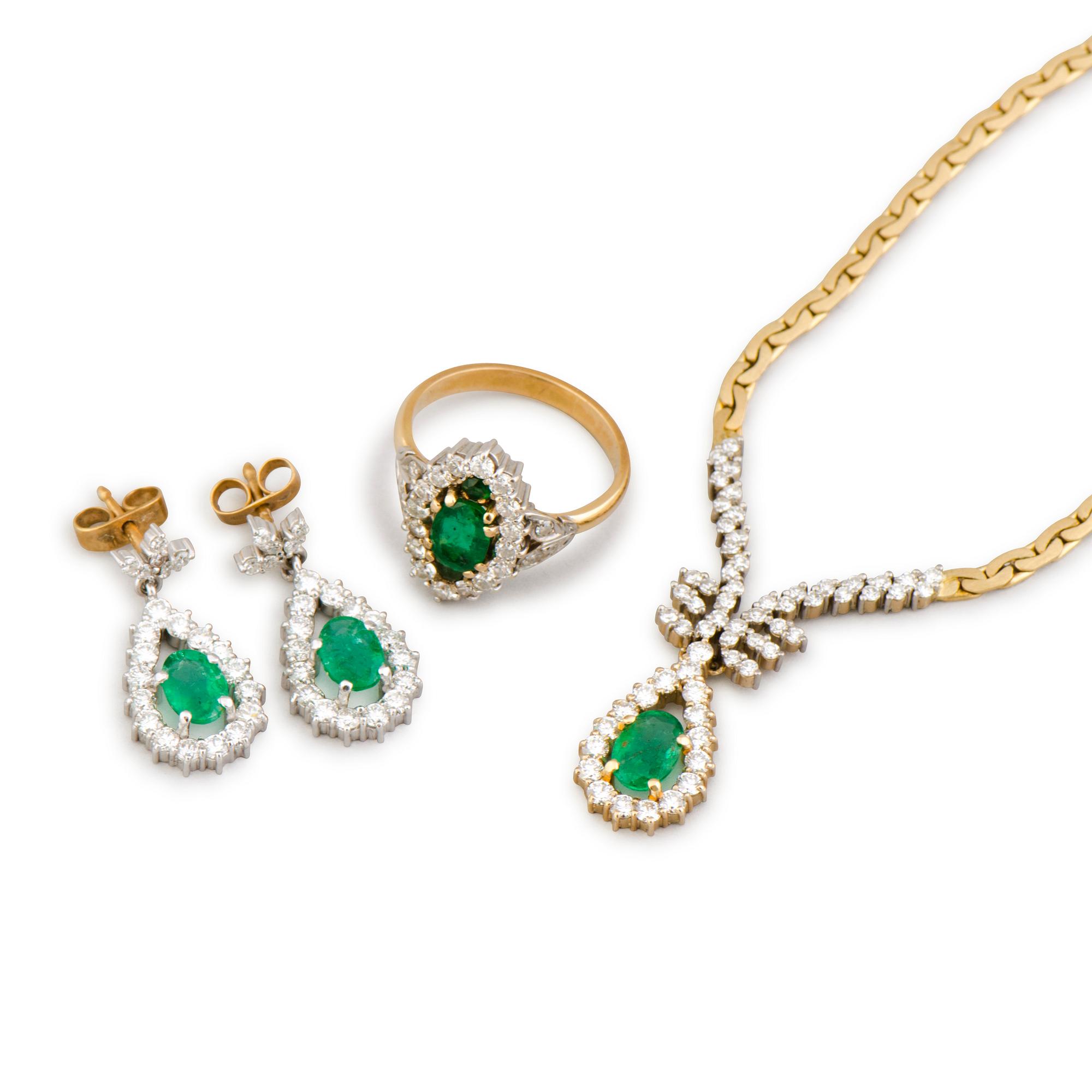 HALSSMYCKE, ÖRHÄNGEN och RING, fasettslipade smaragder, briljantslipade diamanter, 18K guld. Tillander 1984.