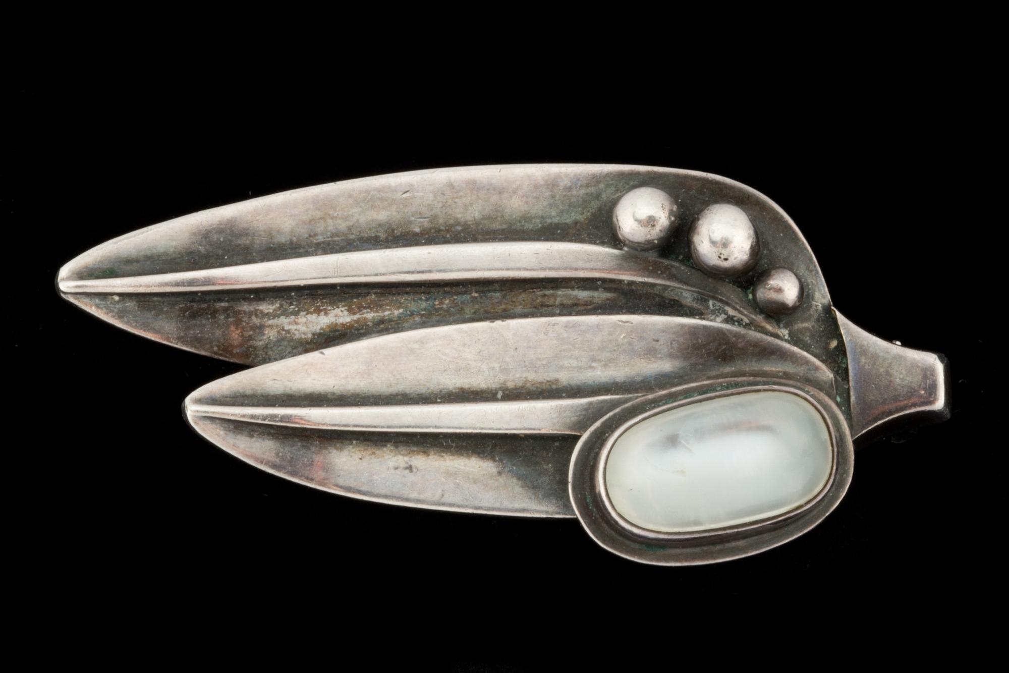 BROSCH, sterlingsilver med cabochonslipad månsten, Michelsen Aktiebolag o Per Sköld, Stockholm, 1953. Vikt ca 13 g.