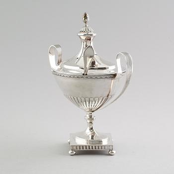 STRÖSOCKERSKÅL MED LOCK, silver, GAB, Stockholm, 1918 SAMT STRÖSKED, 1915. Vikt ca 683 g.