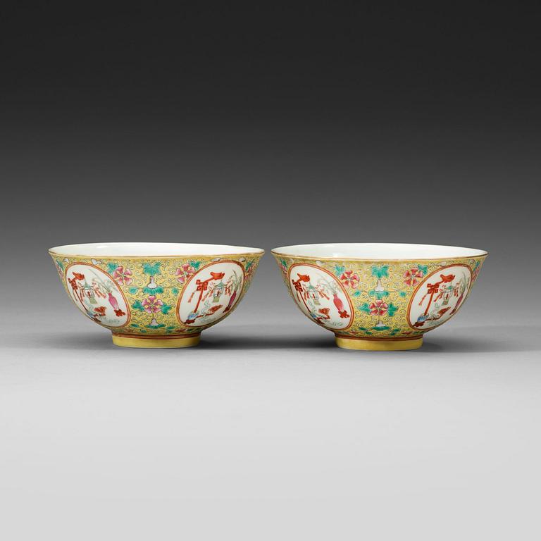 A pair of yellow ground bowls, late Qing dynasty (1644-1912).