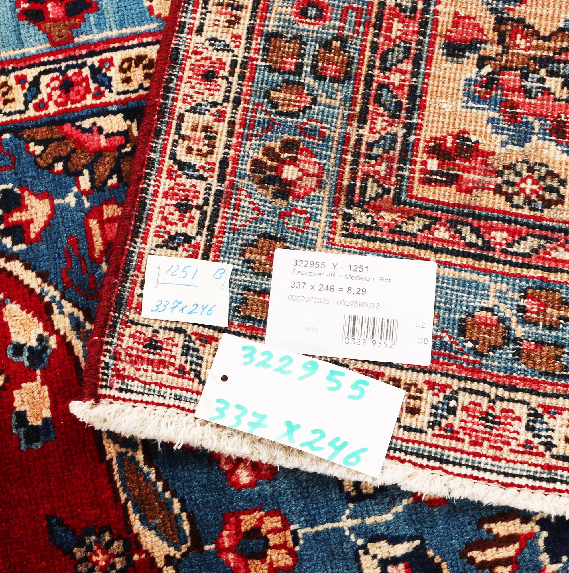 A Kashan carpet, a. 337 x 246 cm.