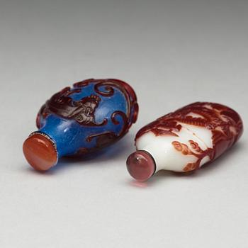 SNUSFLASKOR, två stycken, pekingglas. Kina, 1900-tal.