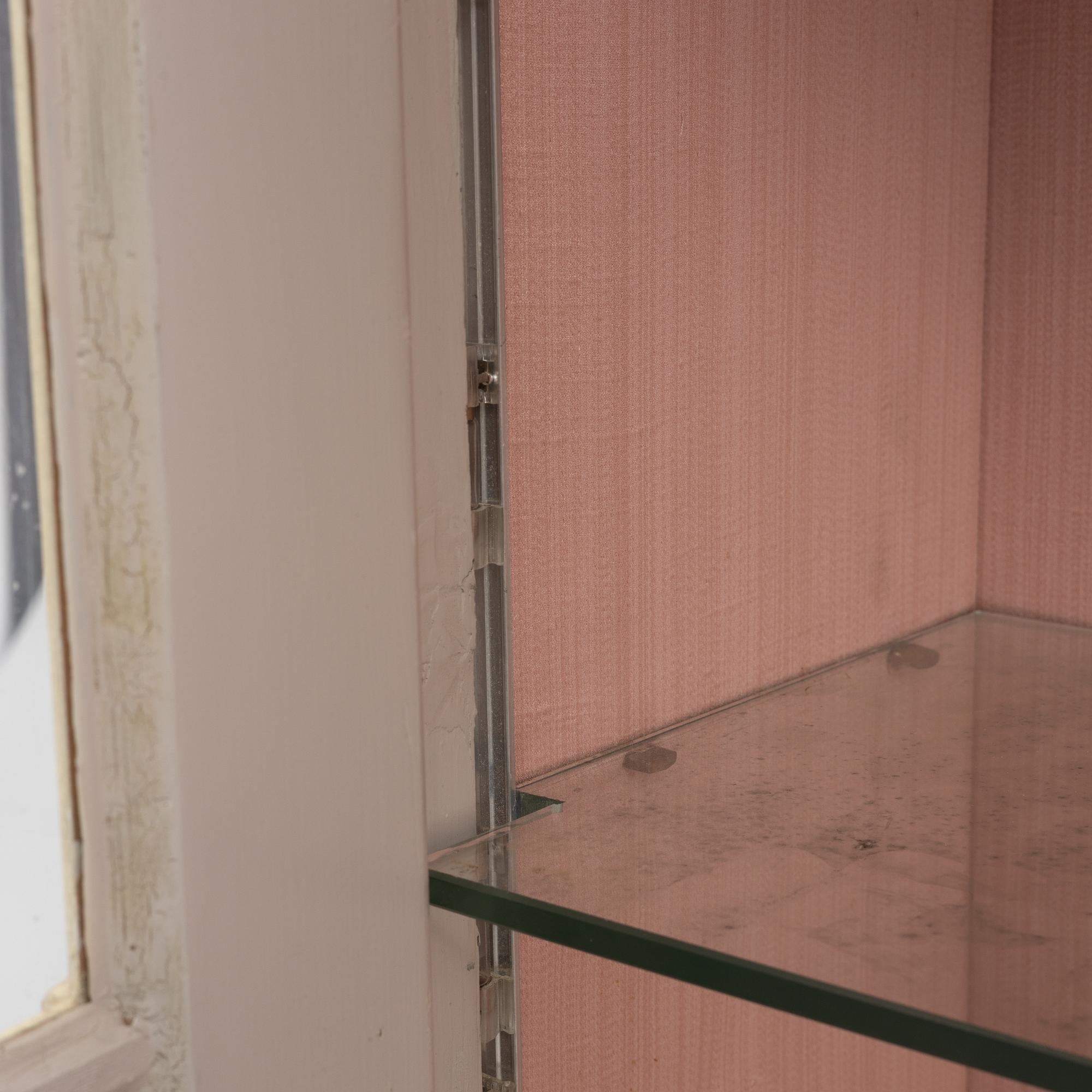 Vitrinskåp, gustaviansk stil, 1900-talets början.