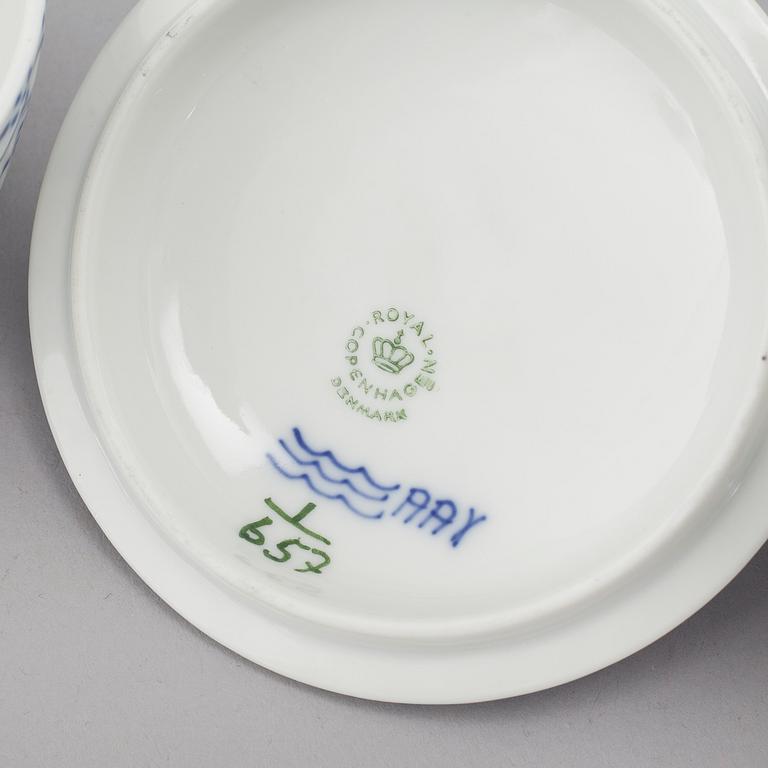 15 pieces of porcelain tableware from Royal Copenhagen, model "Musselmalet", second half of the 20th century.