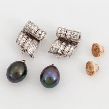 Ett par örhängen platina med baguette- och runda briljantslipade diamanter.