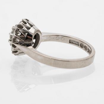 Ring Carmosé 18K vitguld med runda briljantslipade diamanter.