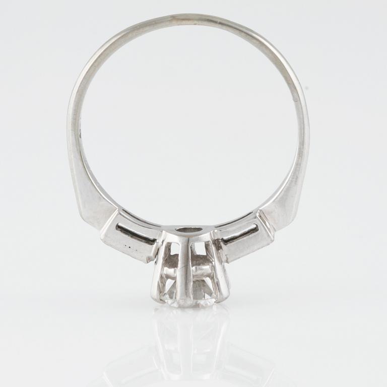 RING, 18K vitguld med äldre briljantslipad diamant 0.82 ct samt 2 baguetteslipade diamanter. Vikt 2,6 gram.