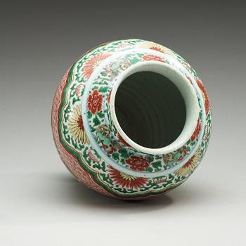 A Transtional wucai jar, 17th Century.