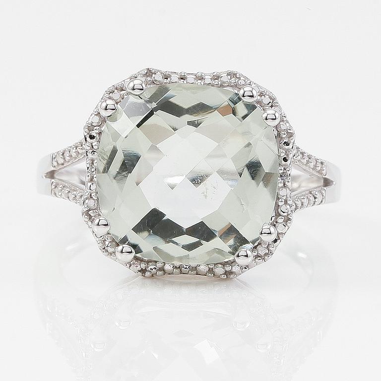 RING, 14K vitguld, mindre diamanter och grön kvarts.