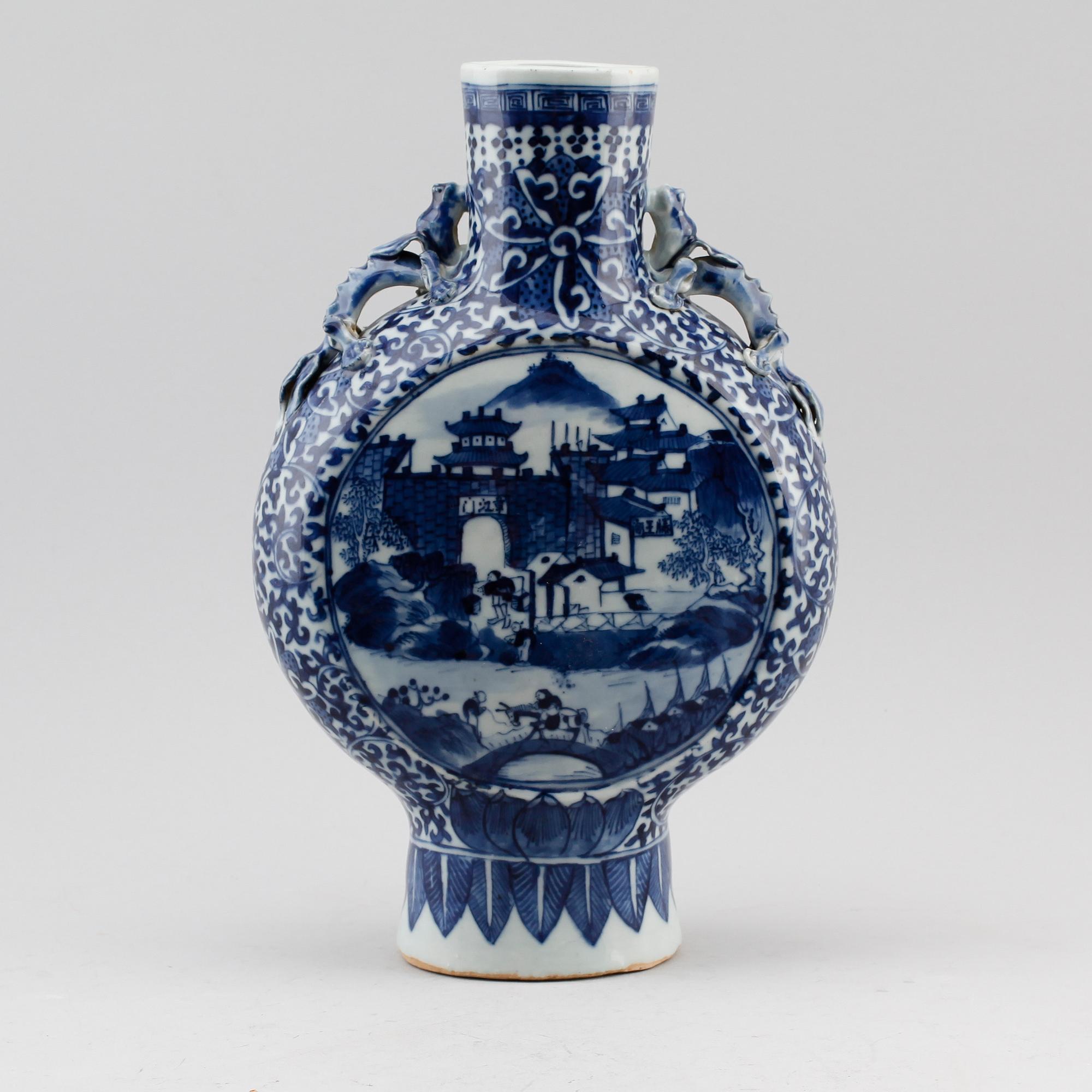 PILGRIMSKRUS, porslin, Kina, 1800-/1900-tal.