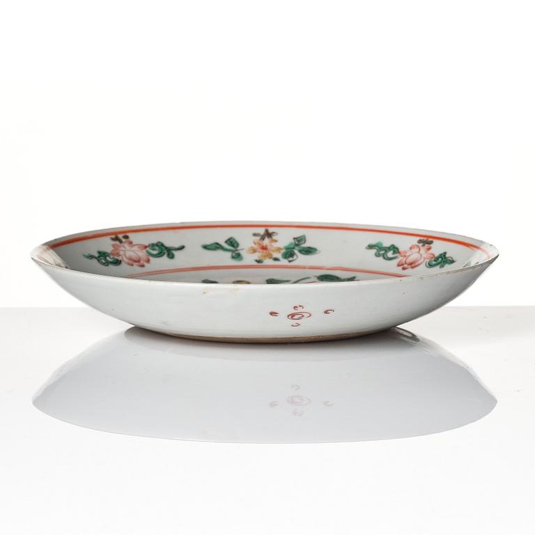 A famille verte dish, Qing dynasty, Kangxi (1662-1722).