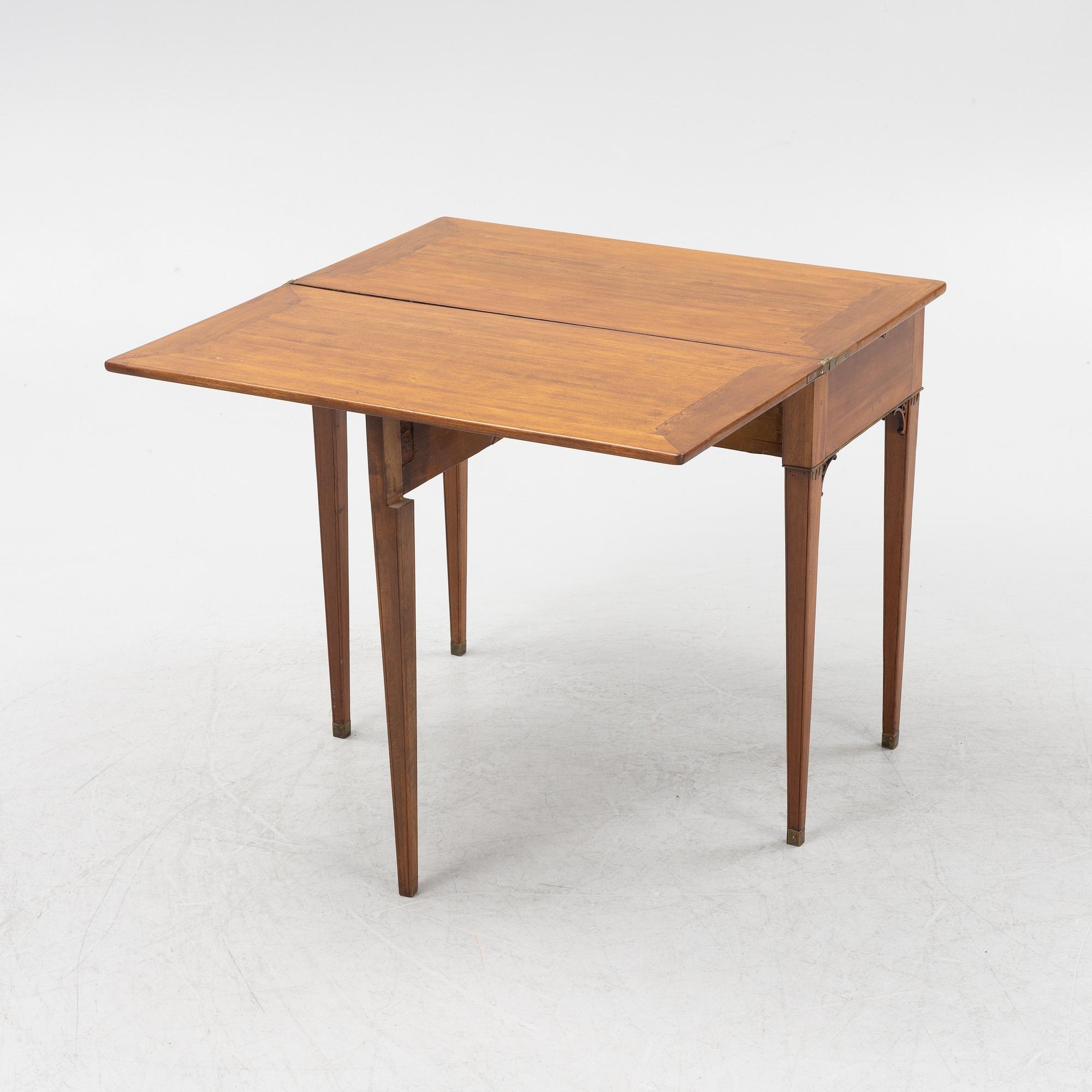A late Gustavian cardtable. from around the year 1800-.