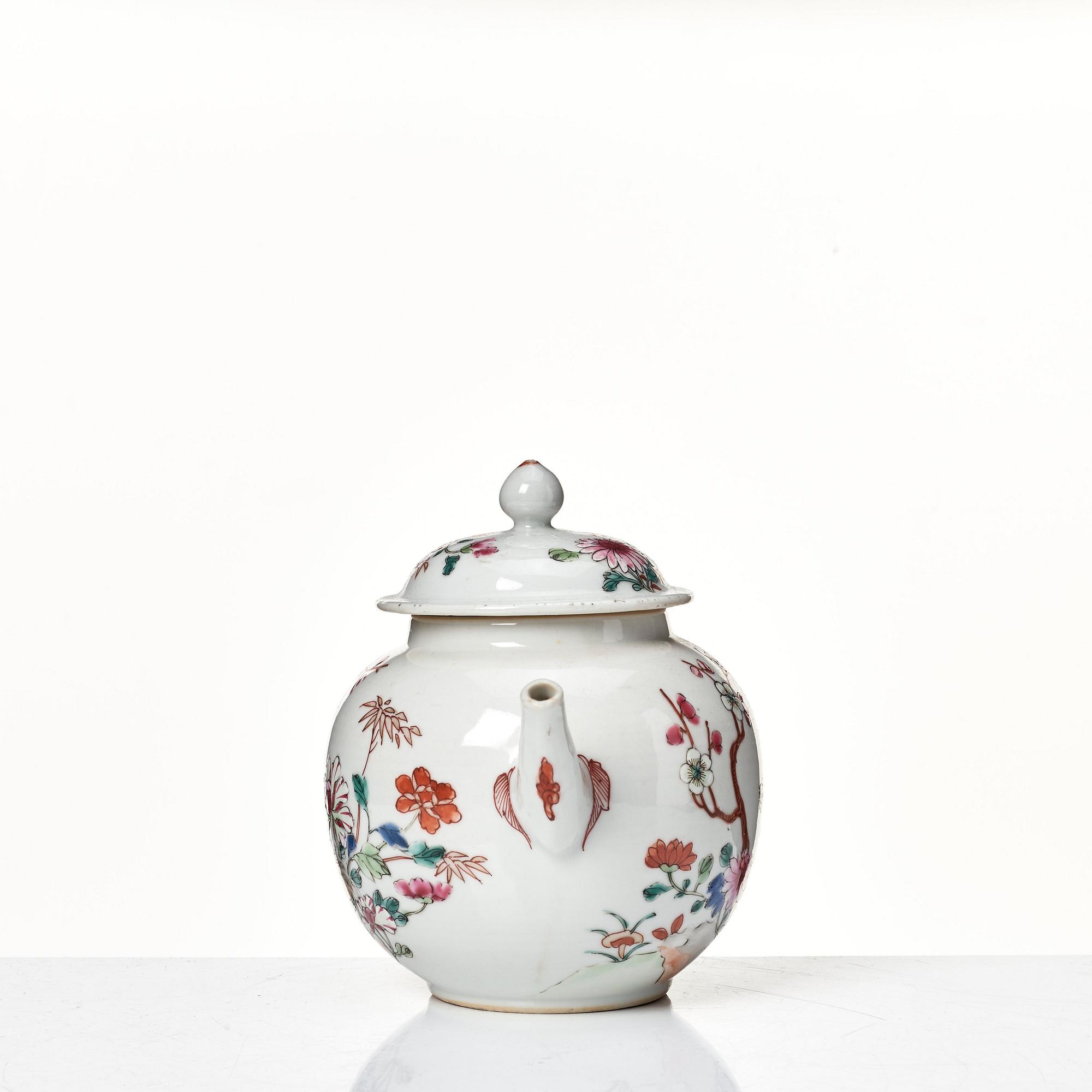 Tekannor, två stycken, kompaniporslin. Qingdynastin, Qianlong (1736-95).