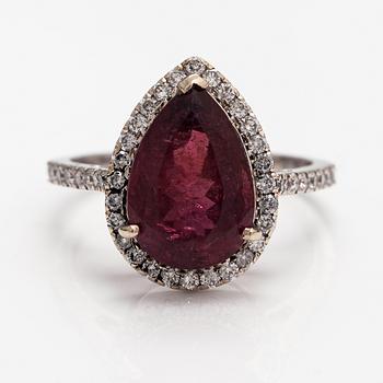 A 14K white gold ring with a tourmaline and diamonds ca. 0.44 ct in total.