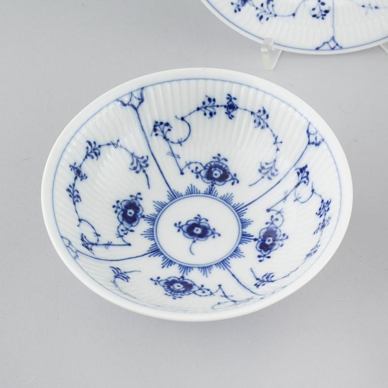 SERVISDELAR, 43 st, porslin, "Musselmalet", Royal Copenhagen, 1900-tal.