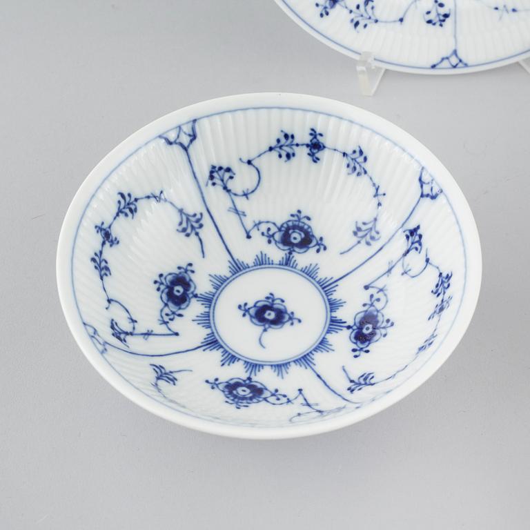 43 pieces of porcelain tableware from Royal Copenhagen, model "Musselmalet", 20th century.