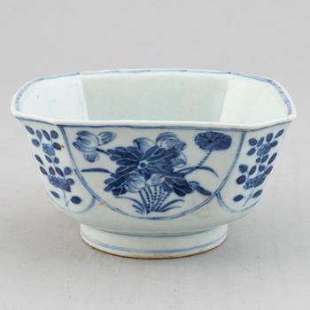 A blue and white bowl, Qing dynasty, 18th century.