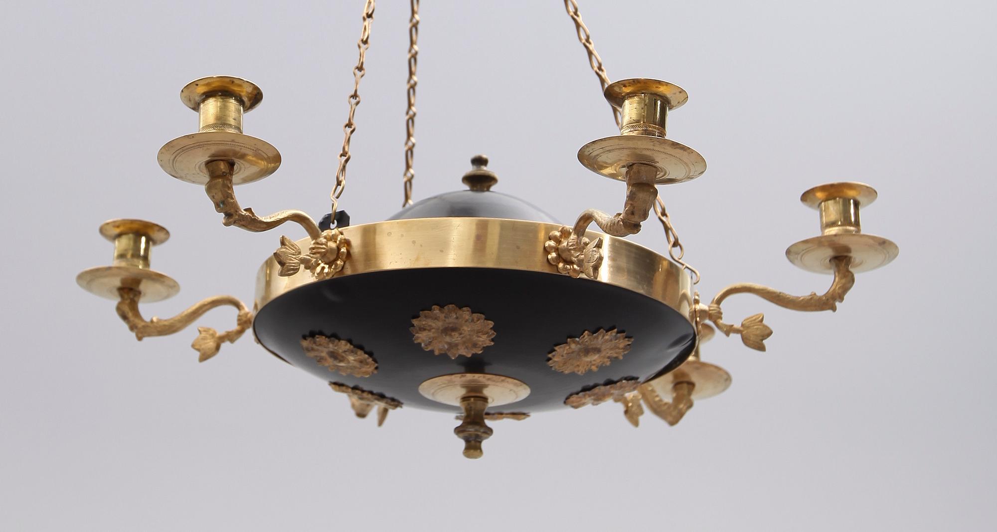 TAKAMPEL, empirestil, sekelskiftet 1900. Höjd med kedjor ca 35 cm.